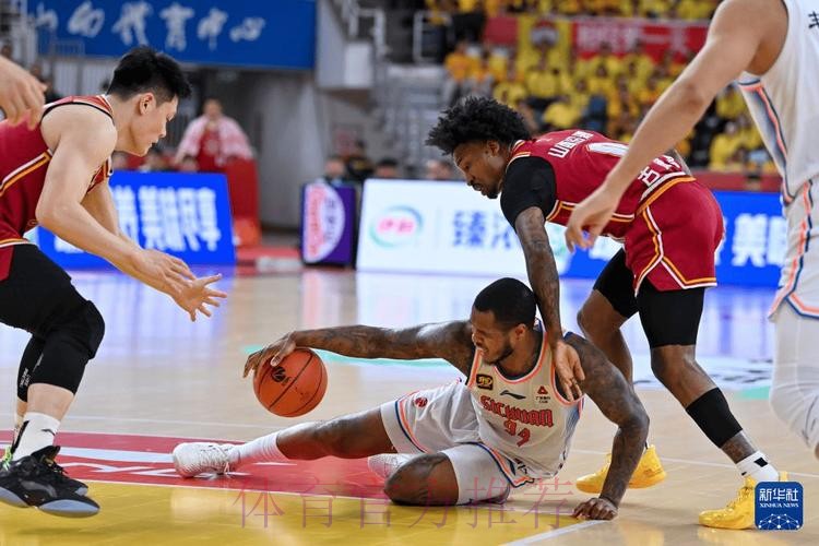 古德温控球过半场 右路突破上篮得手